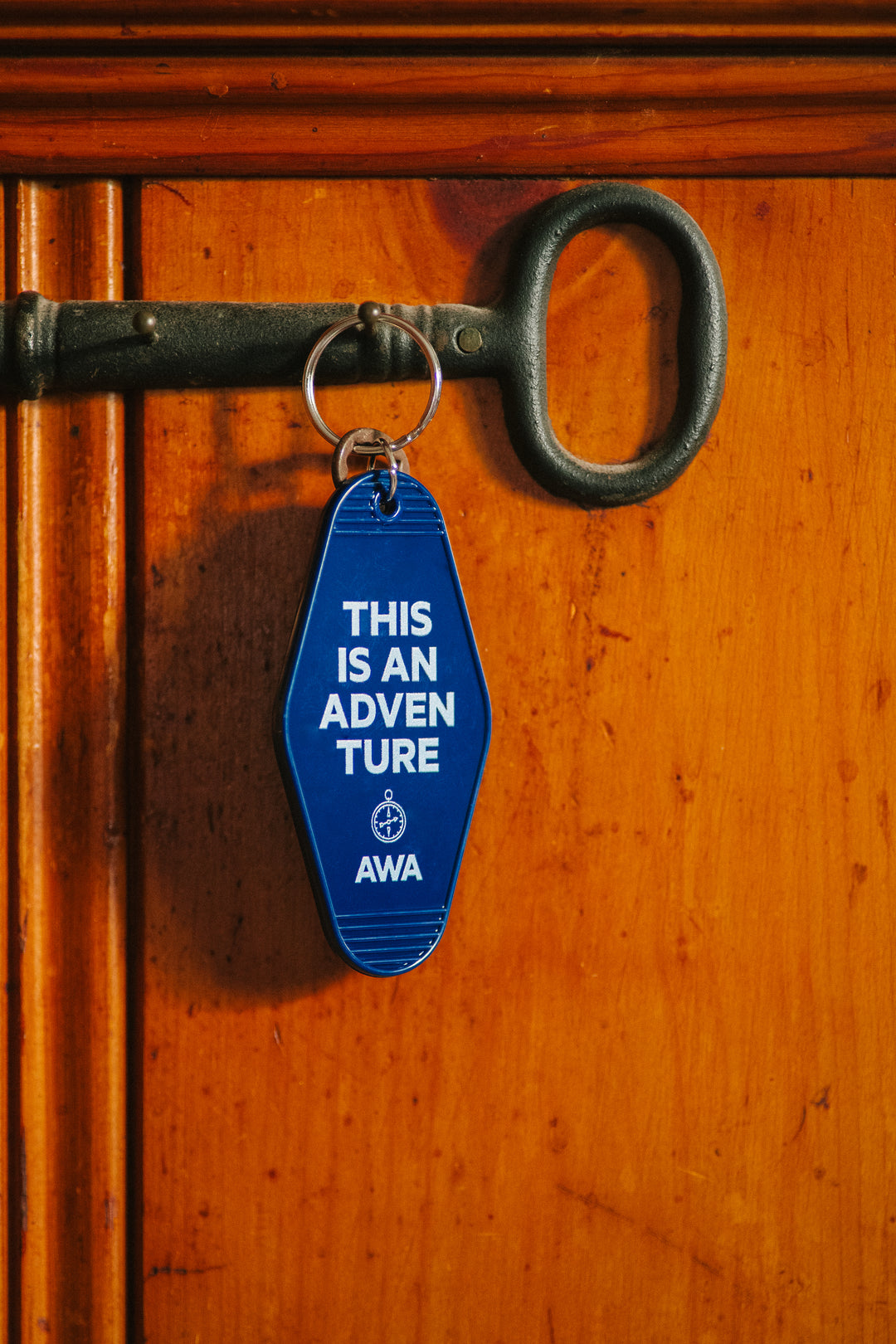 Vintage Style Motel Keychain - Blue