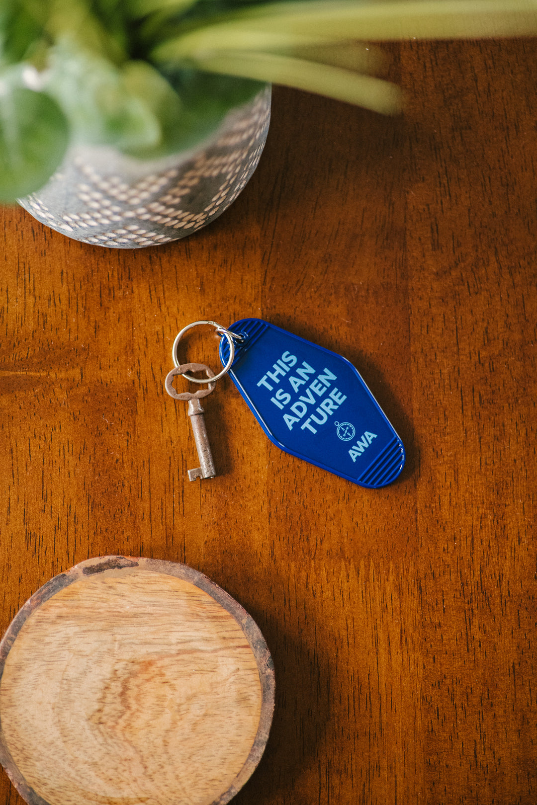 Vintage Style Motel Keychain - Blue